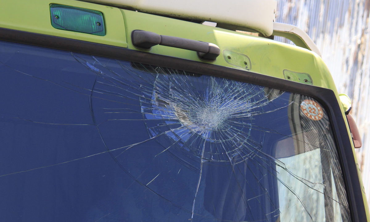飛び石に自動車保険は使うべき フロントガラスを無料で修理 交換する方法 自動車保険の窓口